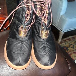 Louis Vuitton logo winter boots 9